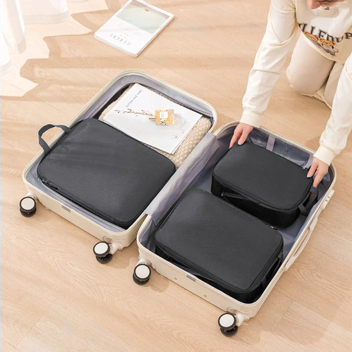 Komprimierbare Packtaschen des 3-in-1 Reise-Organizer Sets sparen Platz und schaffen Ordnung im Gepäck.