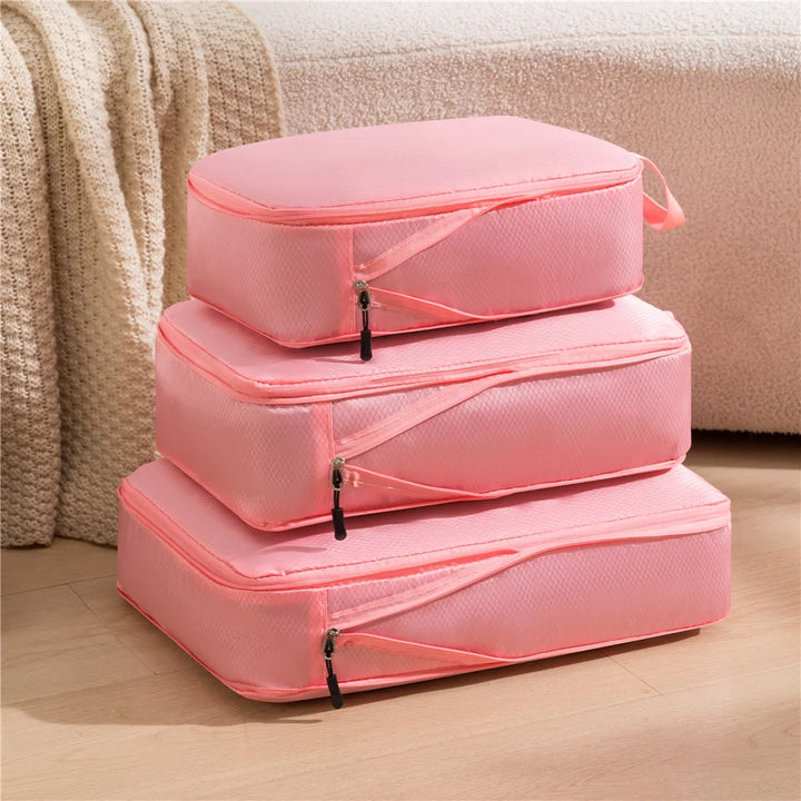 Drei verschiedene Größen von Packtaschen aus dem Unisex Reise-Organizer Set für diverse Reise-Accessoires.
