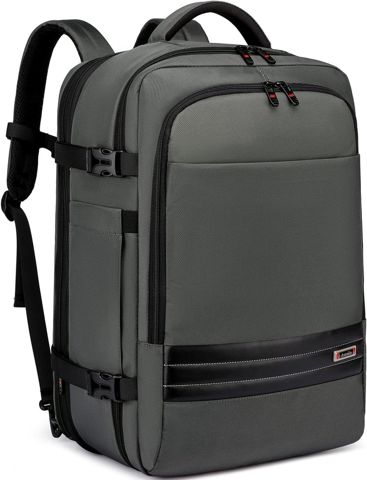 Offenes Hauptfach des erweiterbaren Rucksacks 45-55L, wasserdicht, viel Platz für Reiseutensilien.