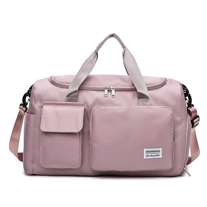 Die vielseitige Dufflebag mit Schuhfach, bereit für einen Wochenendtrip ins Grüne.