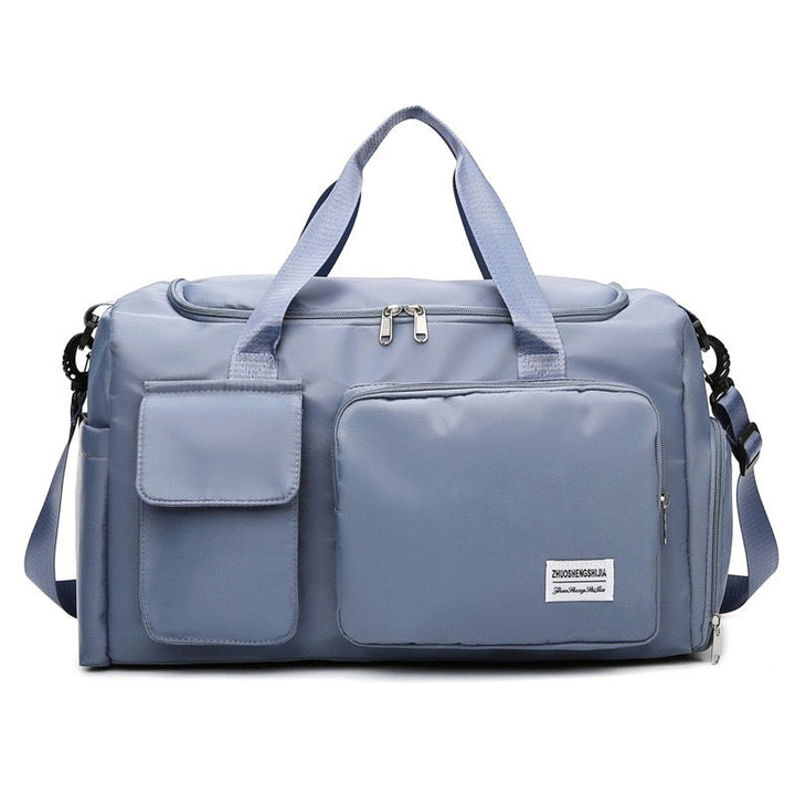 Unisex Reisegepäck mit Schuhfach, auf einem Bett liegend, beim Packen für eine Reise.