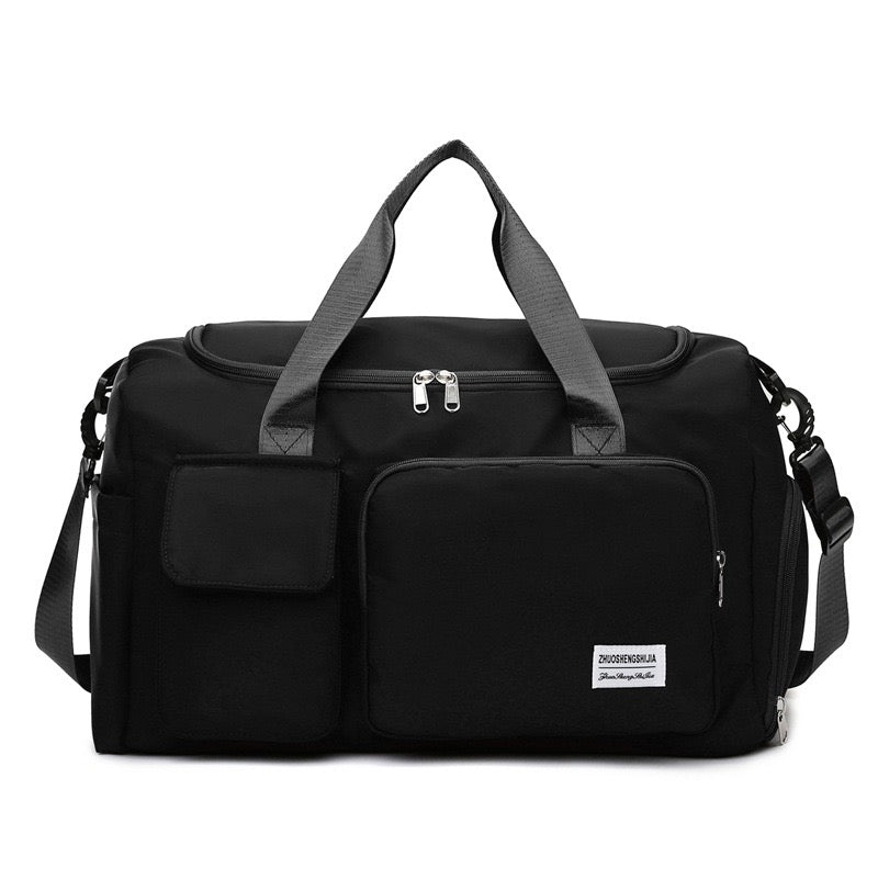 Die Dufflebag mit Schuhfach, auf dem Boden stehend, robust & standfest.