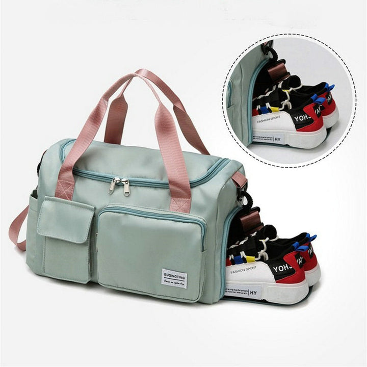 Reisetasche unisex mit Schuhfach, ideal für Fitnessstudio, mit Handtuch & Trinkflasche daneben.