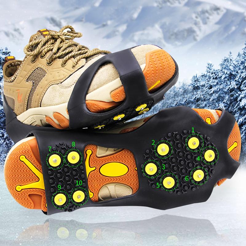 Detailaufnahme der rutschfesten Spikes für Schuhe, bereit für sichere Winterwanderungen.