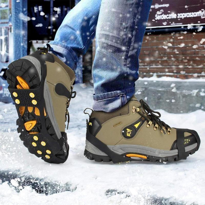 Person mit Spikes auf Schuhen, sicher gehend auf eisigem Winterweg, hohe Traktion.