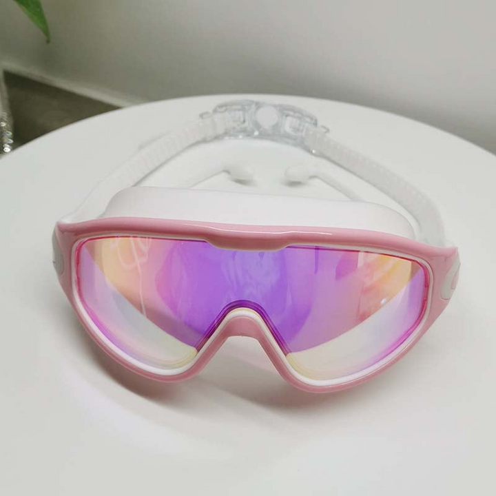 Schwimmbrille in Verpackung. Bereit für Wassersport. Anti-Beschlag, UV-Schutz, Weitblick.
