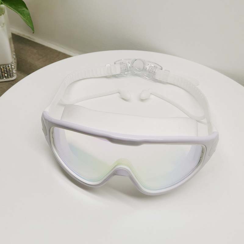 Verstellbare Unisex Schwimmbrille mit 180° Weitwinkel für optimale Sicht unter Wasser.
