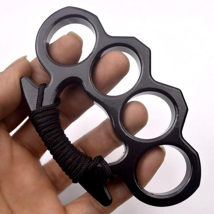 Kompakter und diskreter Metall-Fingerring für persönliche Sicherheit und Selbstverteidigung.