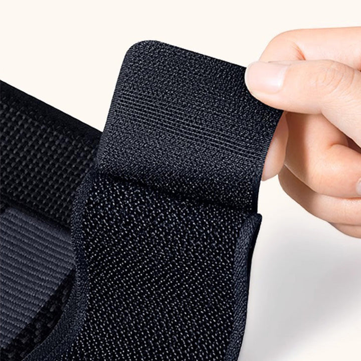 Nahaufnahme: Textur der selbstwärmenden Wermut-Kniebandage, hilft effektiv bei Knieschmerzen.