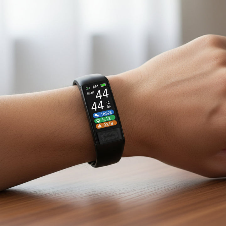 Nahaufnahme vom Smart Armband, das EKG, Blutdruck & Herzfrequenz misst. Ideales Gesundheitsarmband.