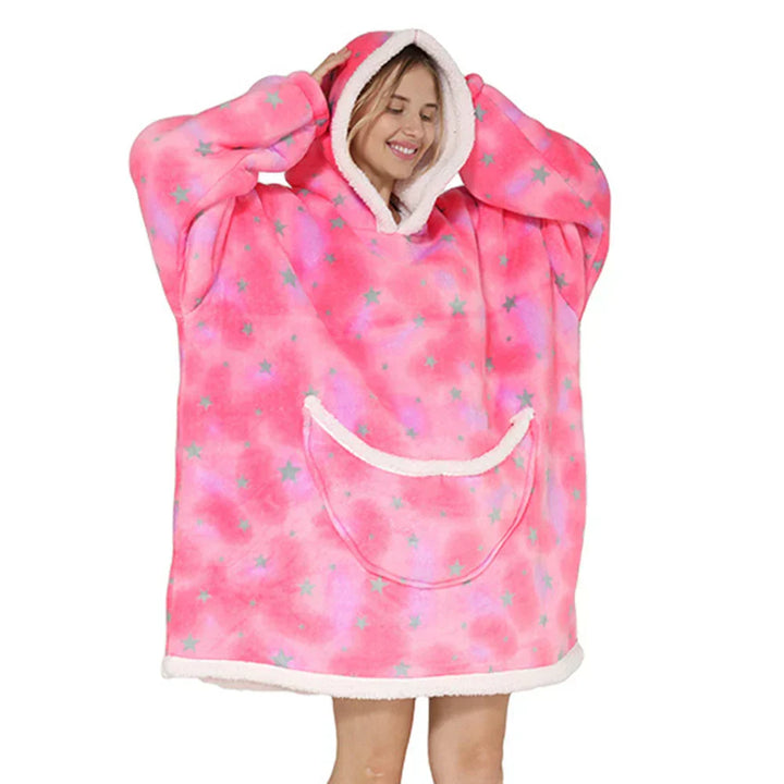 Bequeme Oversized SnugJoy Kuscheldecke mit Kapuze und Ärmeln. Mit praktischen Taschen für warme Hände & Snacks.