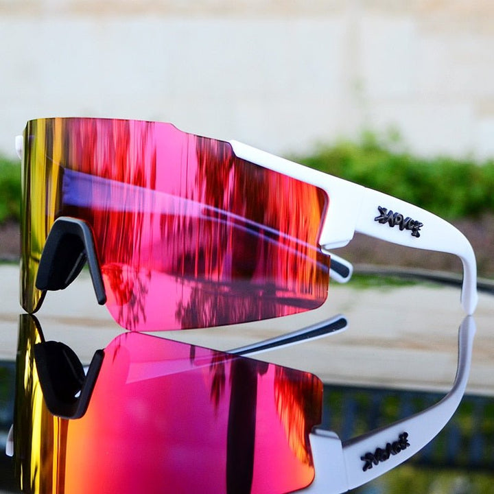 Aktiver Sportler trägt verspiegelte Fahrradbrille. Unisex Sport-Sonnenbrille für Radfahren mit UV-Schutz.