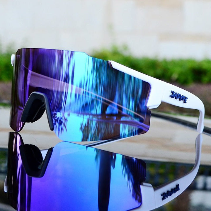 Nahaufnahme der robusten Sport-Sonnenbrille unisex. Optimal für Outdoor-Aktivitäten, bietet UV-Schutz.