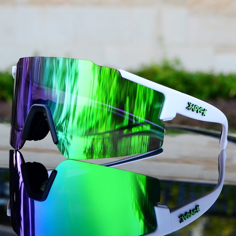Verspiegelte Gläser der Unisex Sport-Sonnenbrille für optimalen UV-Schutz beim Radfahren & Laufen.