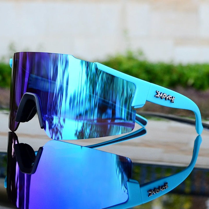 Klare Sicht mit der Unisex Sport-Sonnenbrille. UV-Schutz für Augen bei Fahrradfahren, Laufen & Outdoor-Sport.
