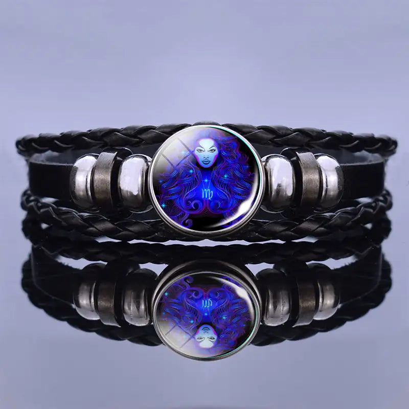 Nahaufnahme des Unisex Edelsteinarmbands mit blauen Lapislazuli & Sodalith Perlen und Leder.