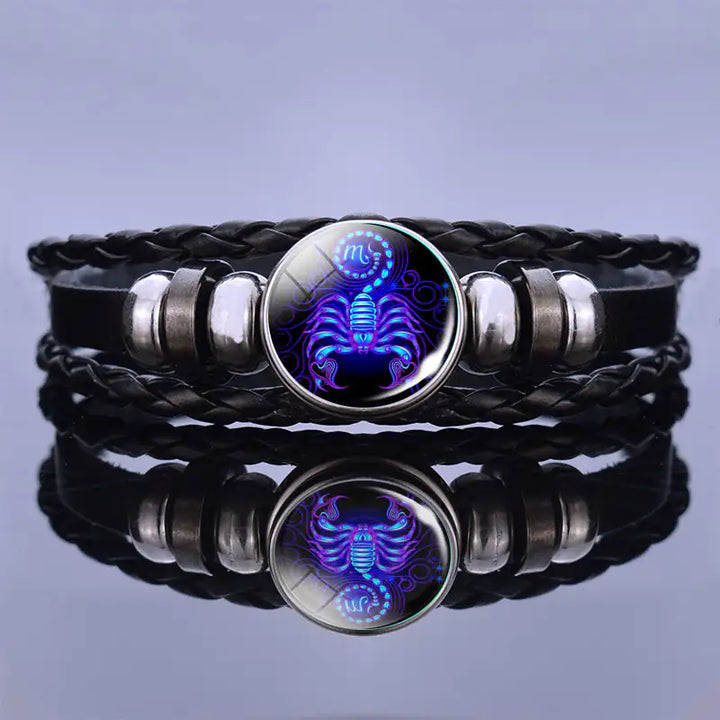 Unisex Lapislazuli Sodalith Schutzarmband am Handgelenk getragen, als stilvoller Energiegeber.