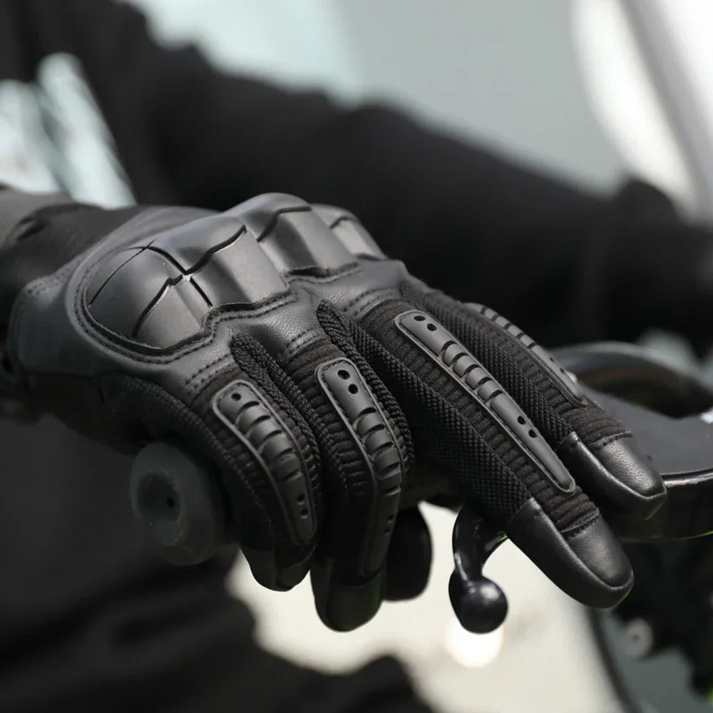 Unisex taktische Handschuhe in Schwarz mit robustem Schutz und praktischer Touchscreen-Funktion für Outdoor-Abenteuer.