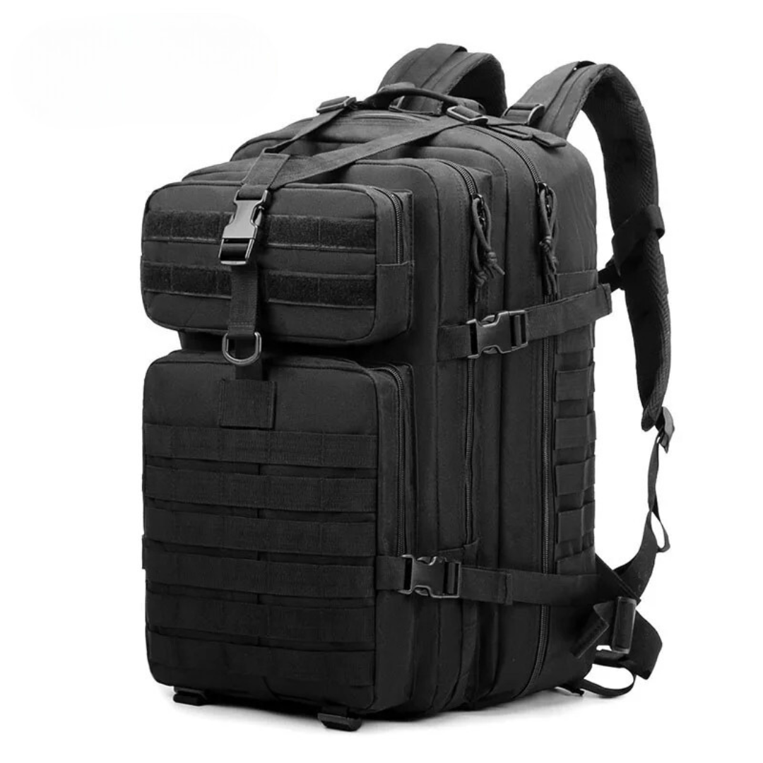 Person trägt wasserdichten taktischen Rucksack beim Wandern in den Bergen; bereit für Abenteuer.