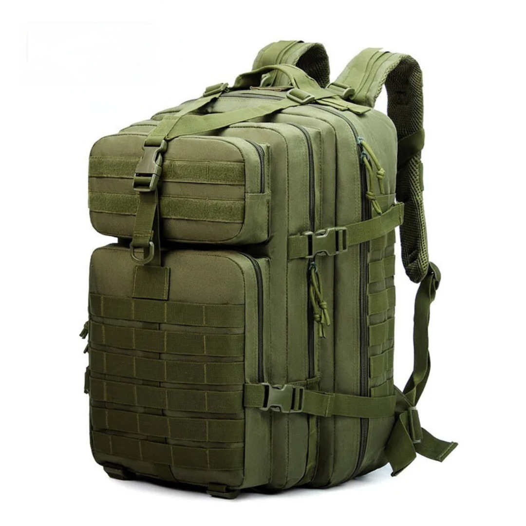 Reisender mit modernem Outdoor-Rucksack am Flughafen; perfekt für Städtetrips & längere Reisen.