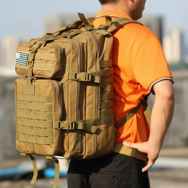 Vollgepackter großer taktischer Rucksack, bereit für Camping, Trekking oder lange Abenteuerreisen.
