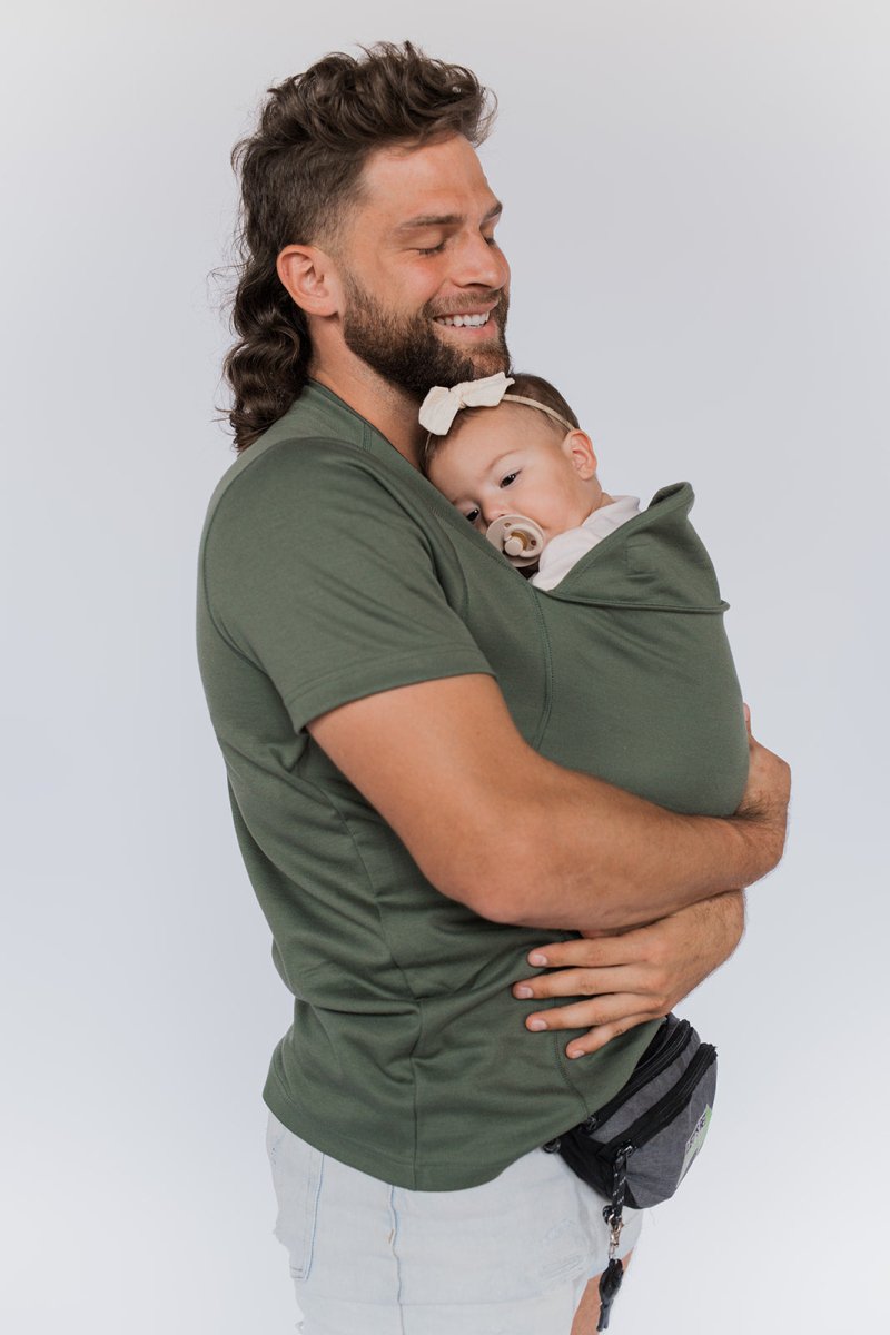 Detailansicht des integrierten Tragetuchs im T-Shirt, ergonomische Babytrage für optimale Unterstützung.