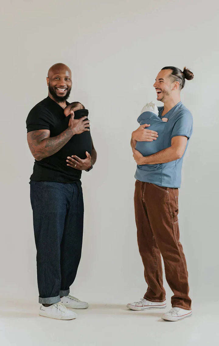 Unisex Tragetuch T-Shirt in Marineblau, perfekt für Mama und Papa; die stylische Lösung zum Babytragen.