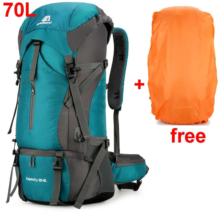 Nahaufnahme: Wasserdichter 70L Outdoor Rucksack aus strapazierfähigem Nylon, schützt Gepäck bei Wandern & Camping.