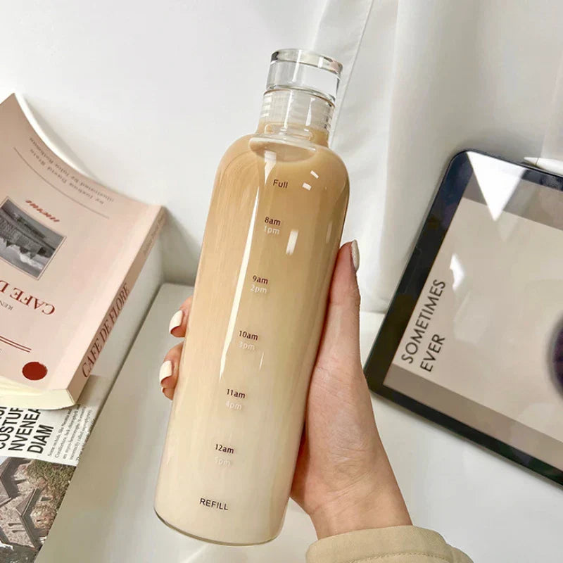 Unisex Trinkflasche mit Zeitmarkierung für tägliche Hydration, ideal für Sport, Büro & Alltag.