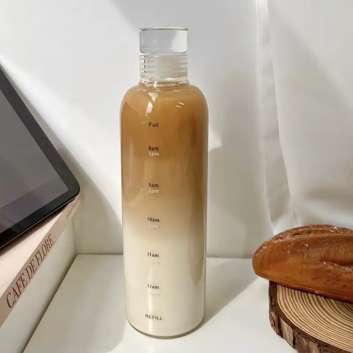 Auslaufsichere Wasserflasche mit Zeitmarkierung, wiederverwendbar, perfekt für Fitness & unterwegs.