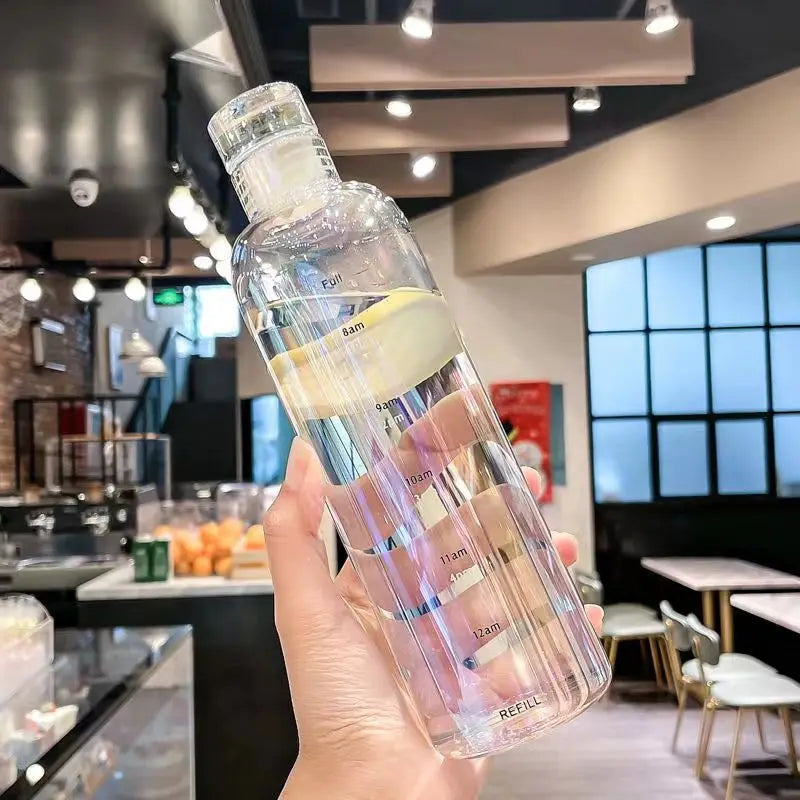 Motivierende Sportflasche mit Zeitmarkierung für optimale Hydration, ideal für Training & Büro.