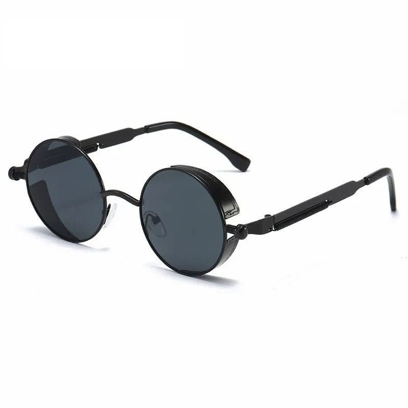 Unisex Vintage-Sonnenbrille auf einem Model, rundes Design, UV400 Schutz. Stilvolles Retro-Accessoire getragen.