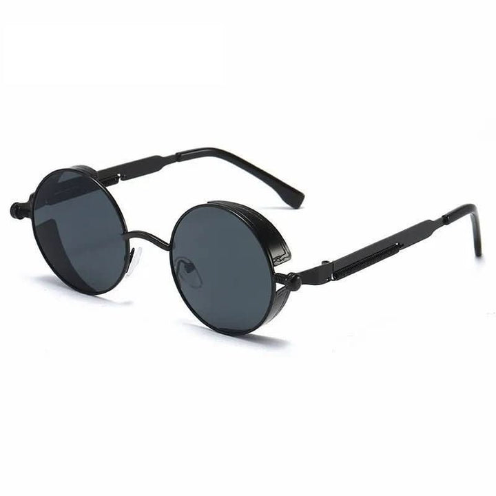 Unisex Vintage-Sonnenbrille auf einem Model, rundes Design, UV400 Schutz. Stilvolles Retro-Accessoire getragen.