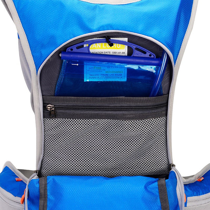 Robuster, wasserdichter Wanderrucksack für Outdoor-Abenteuer, mit Trinkblase & viel Stauraum.