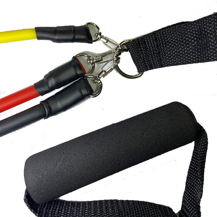 Frau macht Beintraining mit Widerstandsband. Effektives Workout für Kraft & Ganzkörper zu Hause.