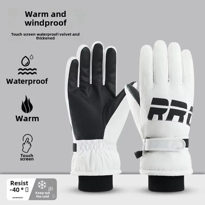 Person bedient Smartphone mit Touchscreen Winterhandschuhen, wasserdicht & warm im Schnee beim Wandern.