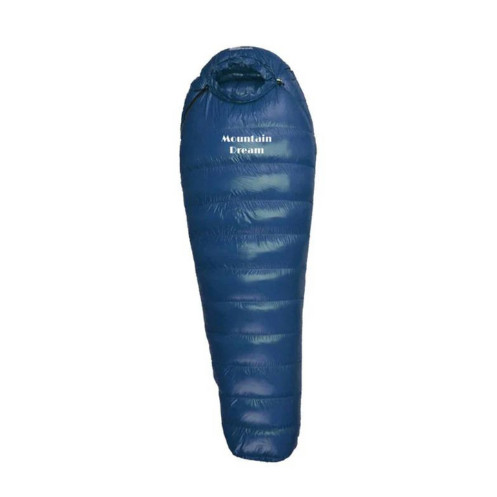 Person im ArcticNest Winterschlafsack in verschneiter Landschaft, bereit für Outdoor-Abenteuer & Expeditionen.