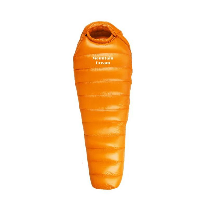 Kompakter ArcticNest Winterschlafsack für einfache Mitnahme bei Wanderungen, Camping und Reisen im Winter.