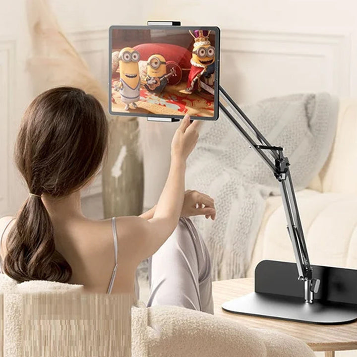 Flexibler Tablethalter am Bett, ideal für entspanntes Filmeschauen oder Lesen im Schlafzimmer.