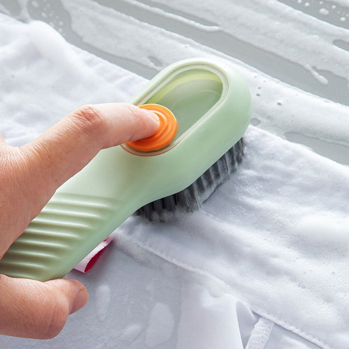 Praktische Schuhbürste mit integriertem Seifenspender zur effektiven Reinigung von Schuhen.