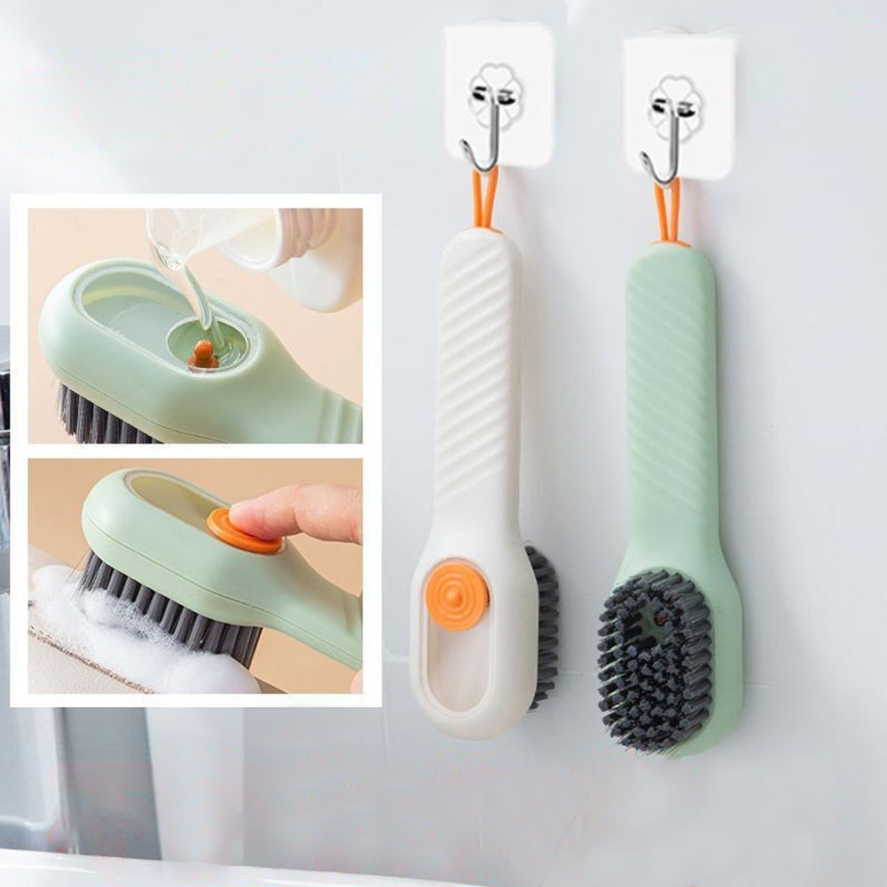 Mühelose Pflege: Universalbürste mit Seifenspender für hygienische Sauberkeit von Schuhen & Textilien.