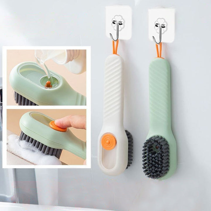 Mühelose Pflege: Universalbürste mit Seifenspender für hygienische Sauberkeit von Schuhen & Textilien.