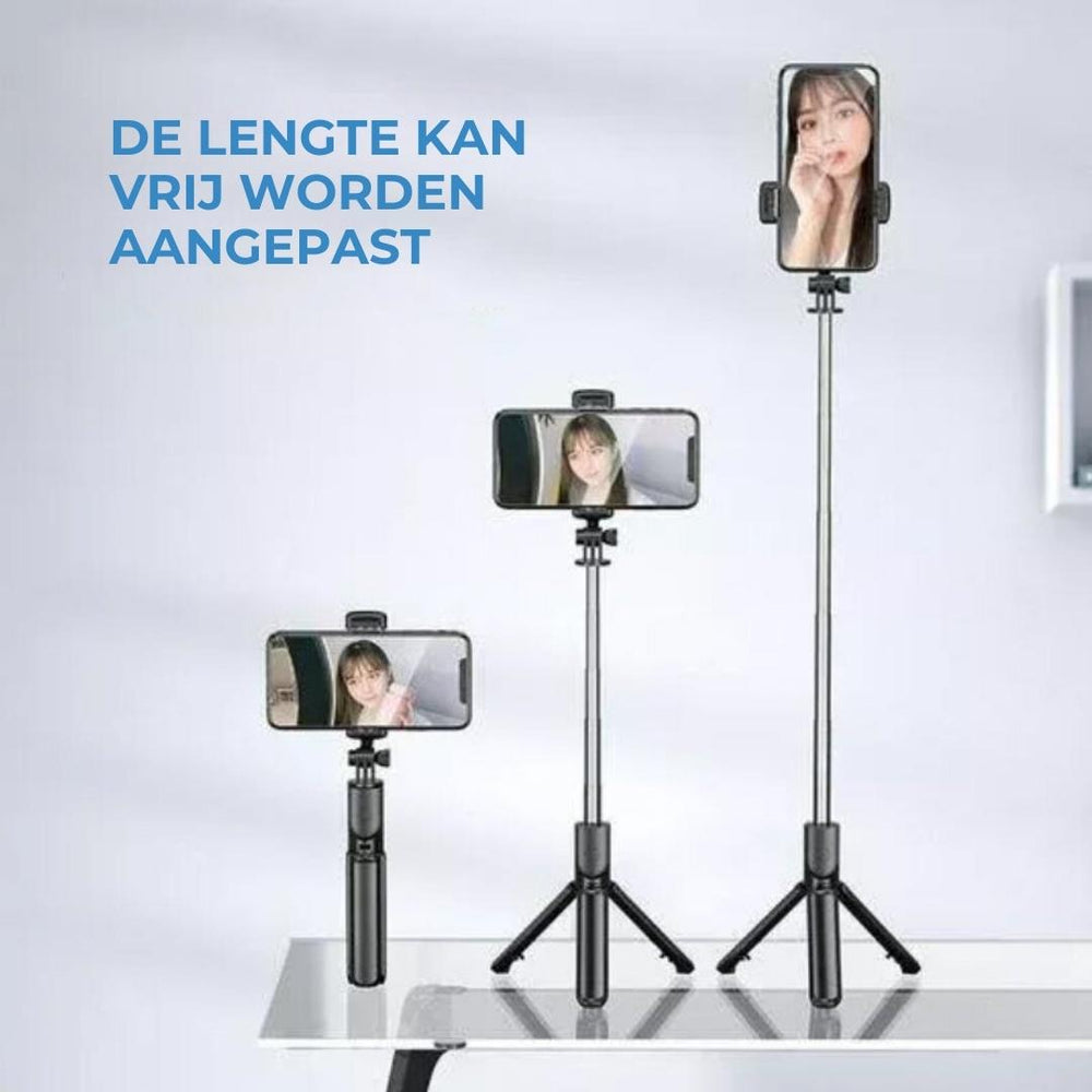 Person nutzt den SnapFlex Bluetooth-Selfiestick für Gruppenfotos, mit ausziehbarer Stange und Fernbedienung.