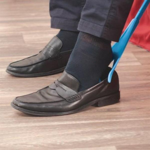 Ergonomische Sockenanziehhilfe zur Reduzierung von Bücken; Alltagshilfe bei Bewegungseinschränkungen und Rückenproblemen.