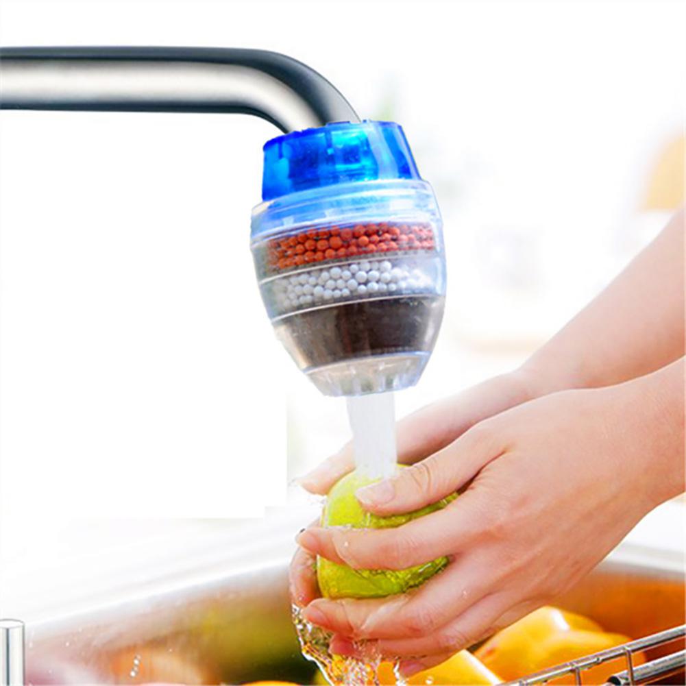 Praktischer Wasserhahnfilter für die Küche. Liefert frisches, gefiltertes Wasser für den Haushalt.