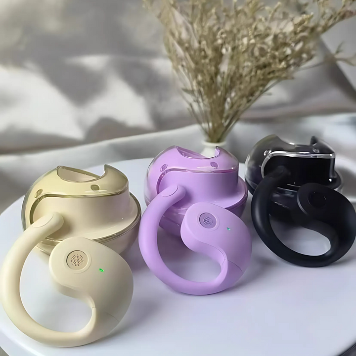 Hand hält kompakte, kabellose Übersetzer Earbuds, leicht zu transportieren für sofortige Sprachübersetzung.