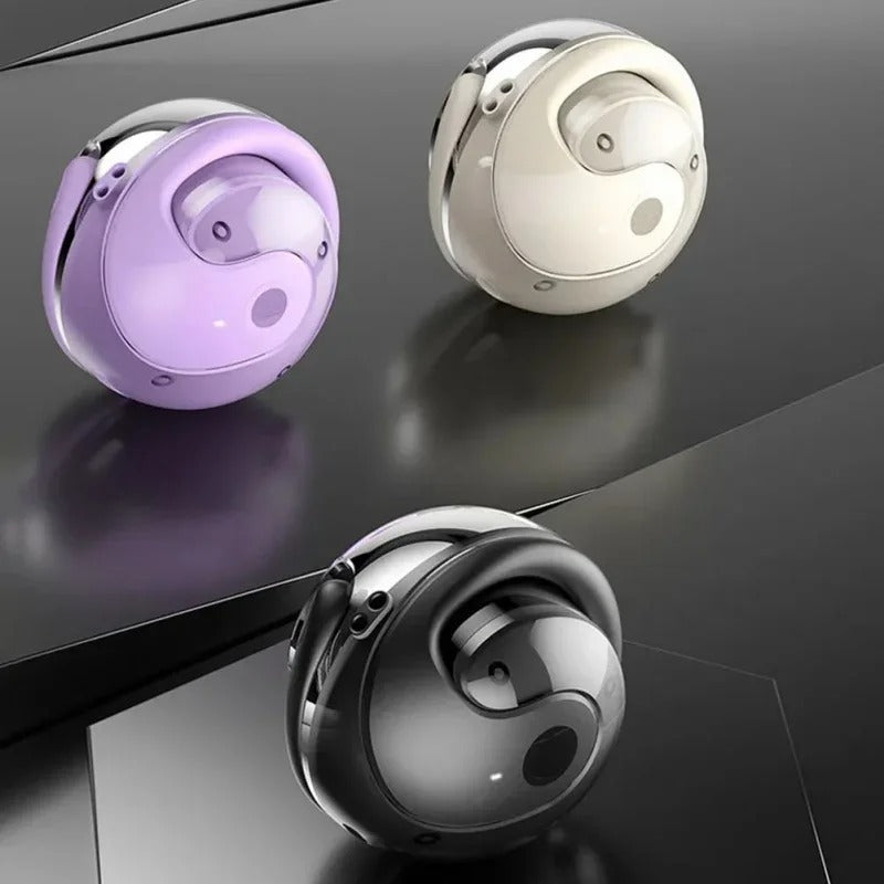 Nutzer spricht in Echtzeit über Übersetzer Earbuds, die sofort in 144 Sprachen übersetzen, für flüssige Gespräche.