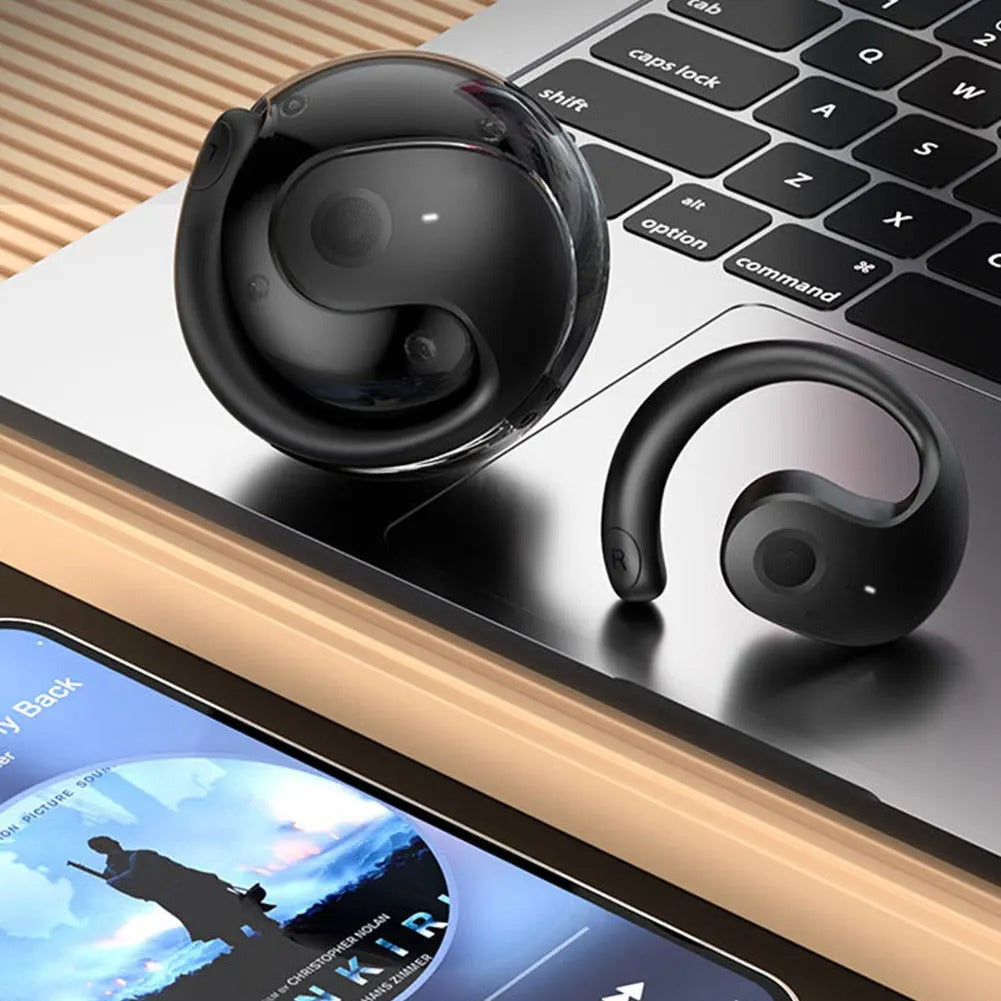 Modernes Reise-Gadget: Übersetzer Earbuds am Ohr einer Person, die sich mühelos in neuen Kulturen verständigt.