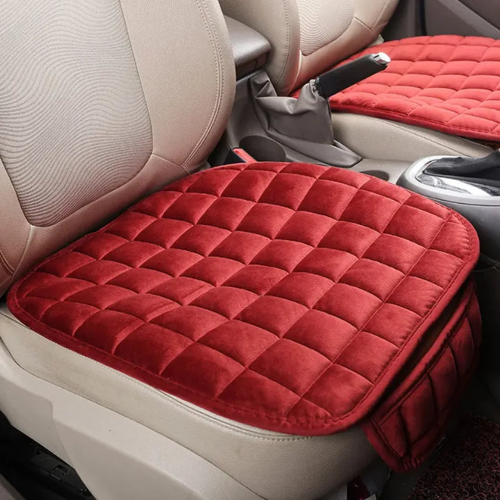 Detailansicht der warmen Oberfläche der universellen Winter Autositzauflage für optimalen Sitzkomfort und Schutz.