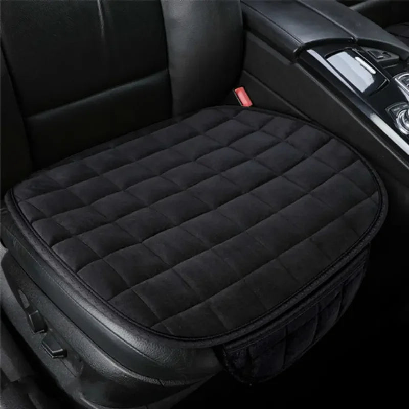 Universelle Winter Autositzauflage im Auto installiert, zeigt perfekte Passform und verbesserten Fahrkomfort.